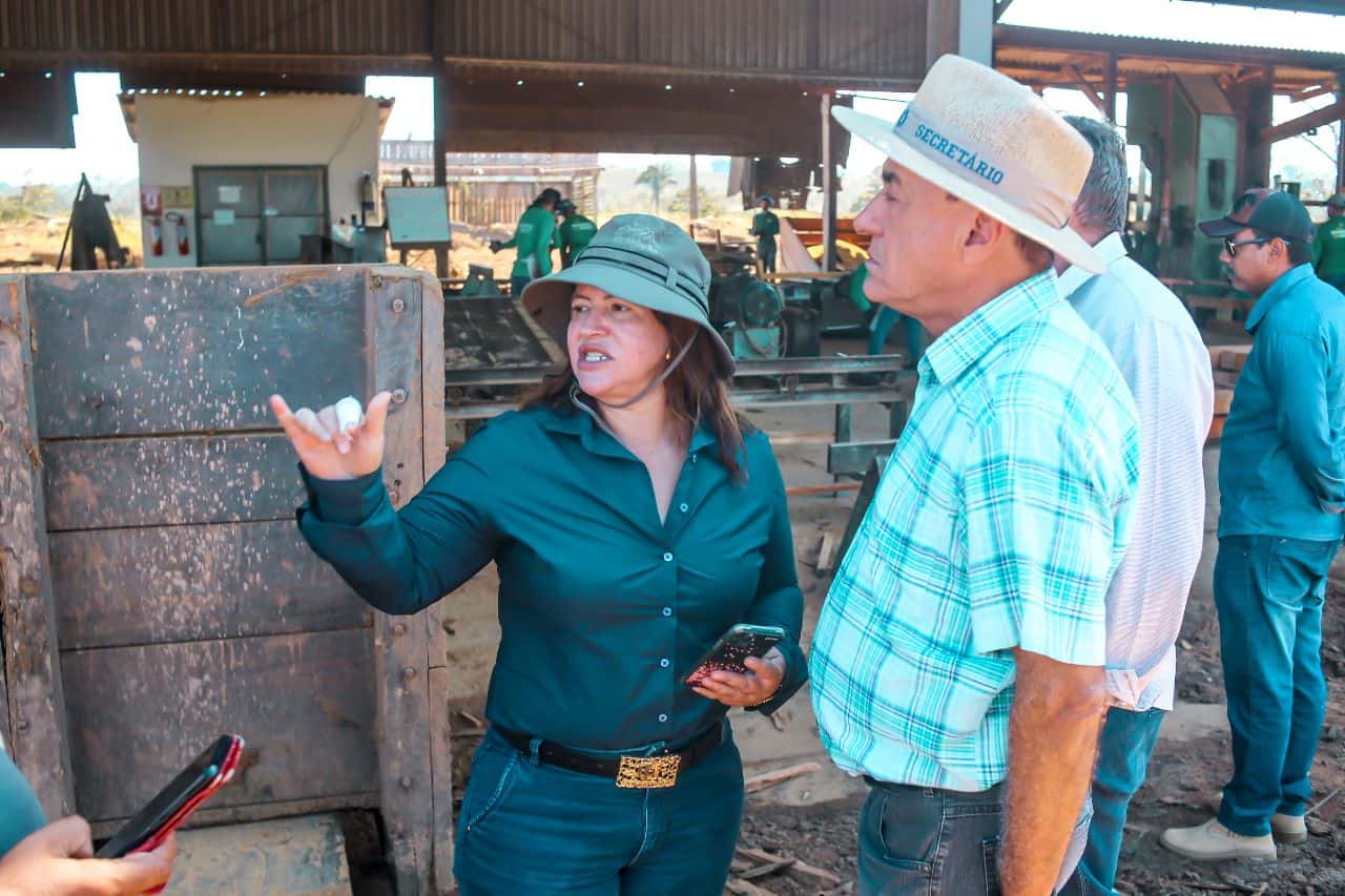 Bocalom visita empresa que doou parte da madeira para o projeto 1001 Dignidades