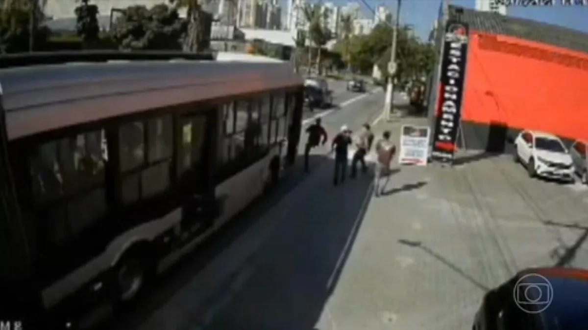 VÍDEO: Homem brinca com amigo, corre para a rua e é atropelado por ônibus em SP