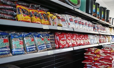 Sacos de arroz à venda em mercado. Foto: Geraldo Bubniak/AEN