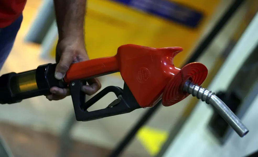 2023-07-07t180801z-1-lynxmpej660qb-rtroptp-4-petrobras-gasoline