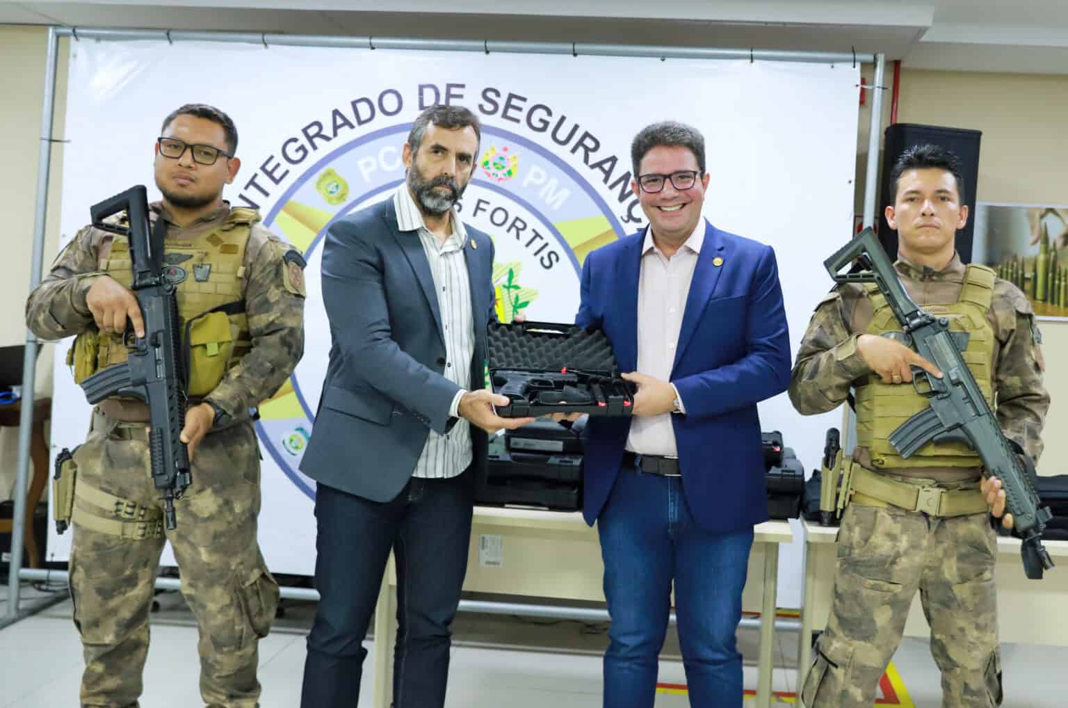Governo do Acre reforça segurança pública com entrega de pistolas e coletes de ponta