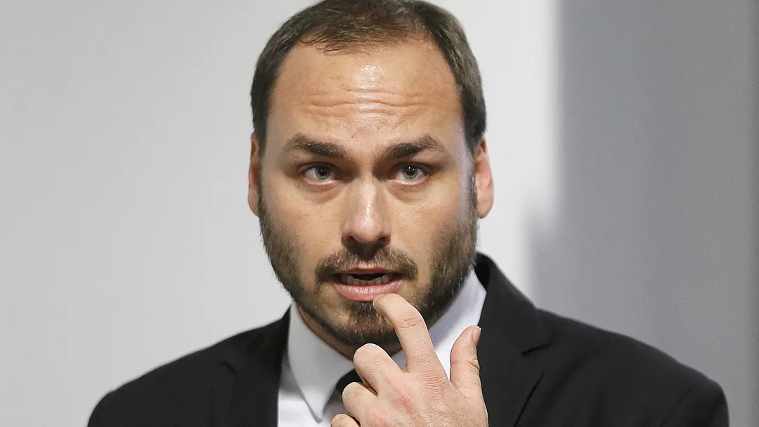 Vereador Carlos Bolsonaro perde o porte de arma após Polícia Federal negar renovação