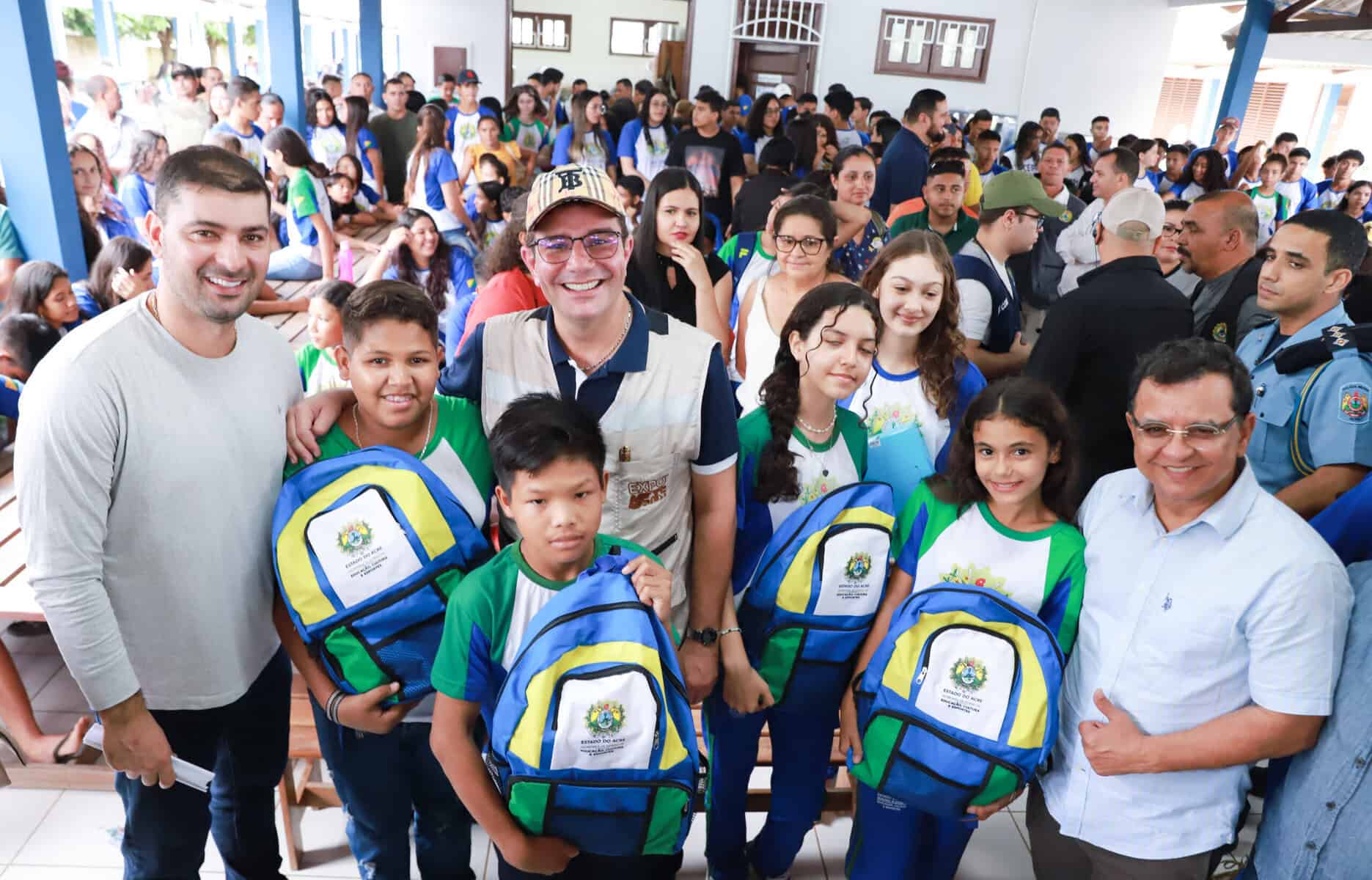Em Manoel Urbano, governo do Acre entrega  kits escolares
