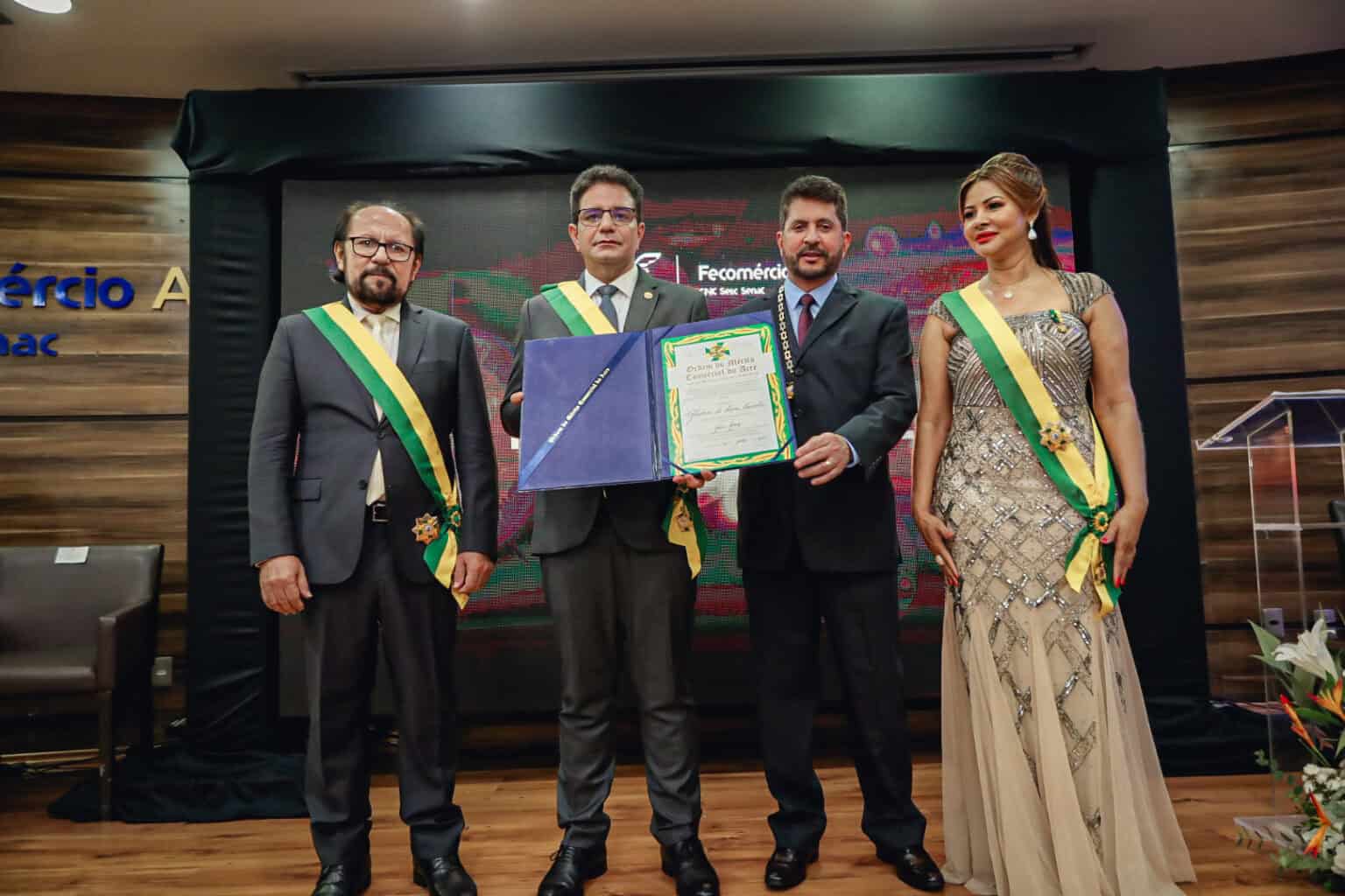 Governador Gladson Cameli é condecorado com a Ordem do Mérito Comercial