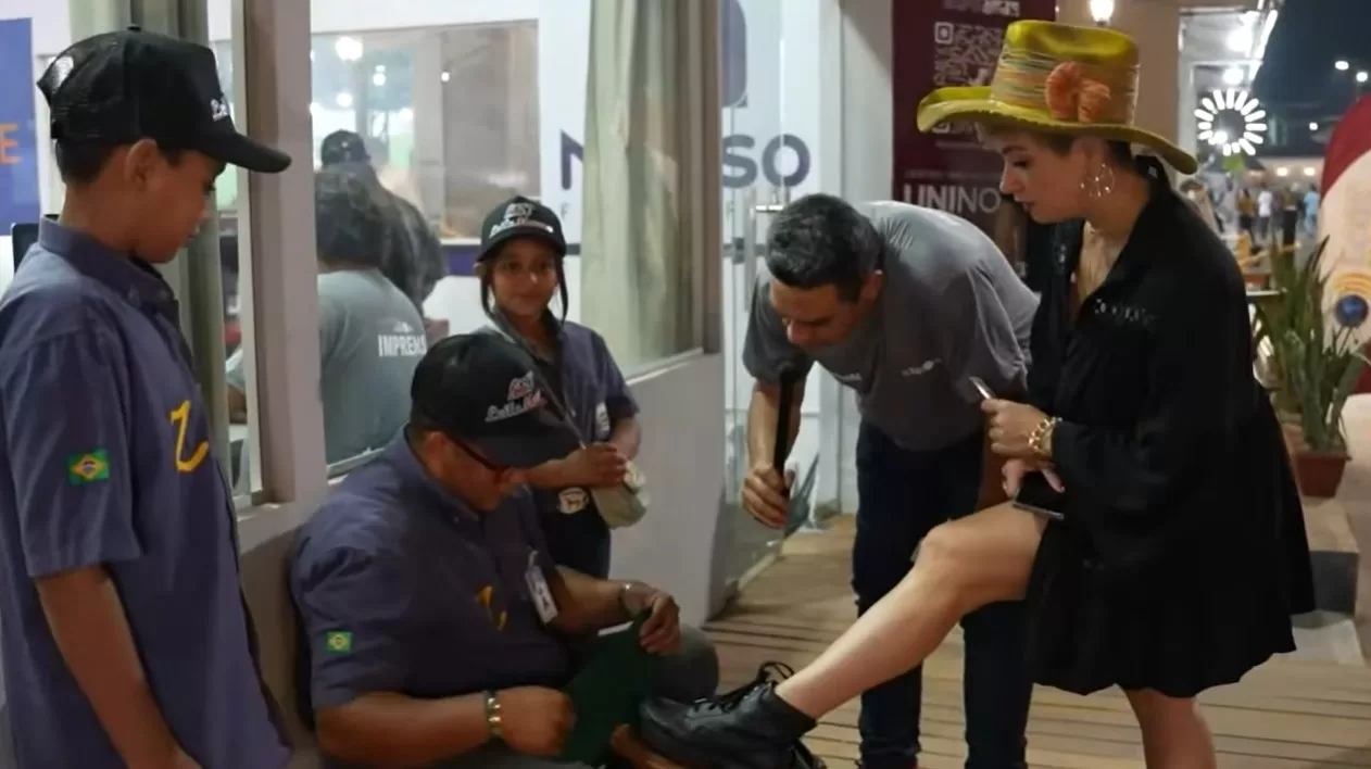 Na Expoacre, “Engraxate das Estrelas” dá capricho em calçados ao ritmo de louvores