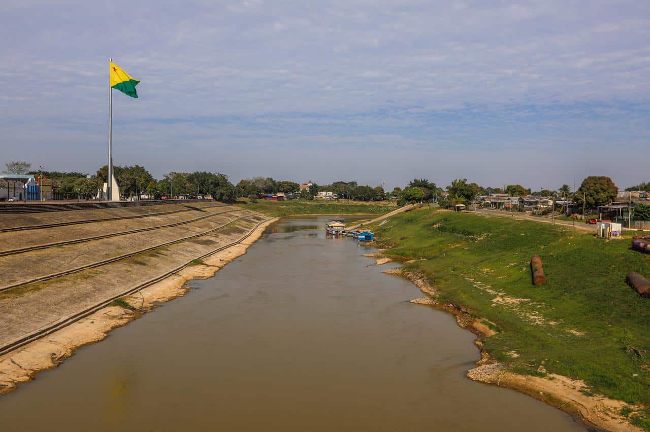 Rio Acre decresce de 1 a 2 centímetros por dia e Defesa Civil prevê cenário caótico
