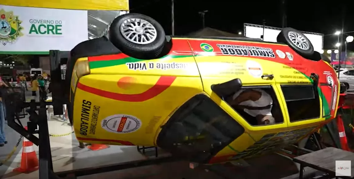 Detran expõe simulador de capotamento e mostra importância do cinto de segurança