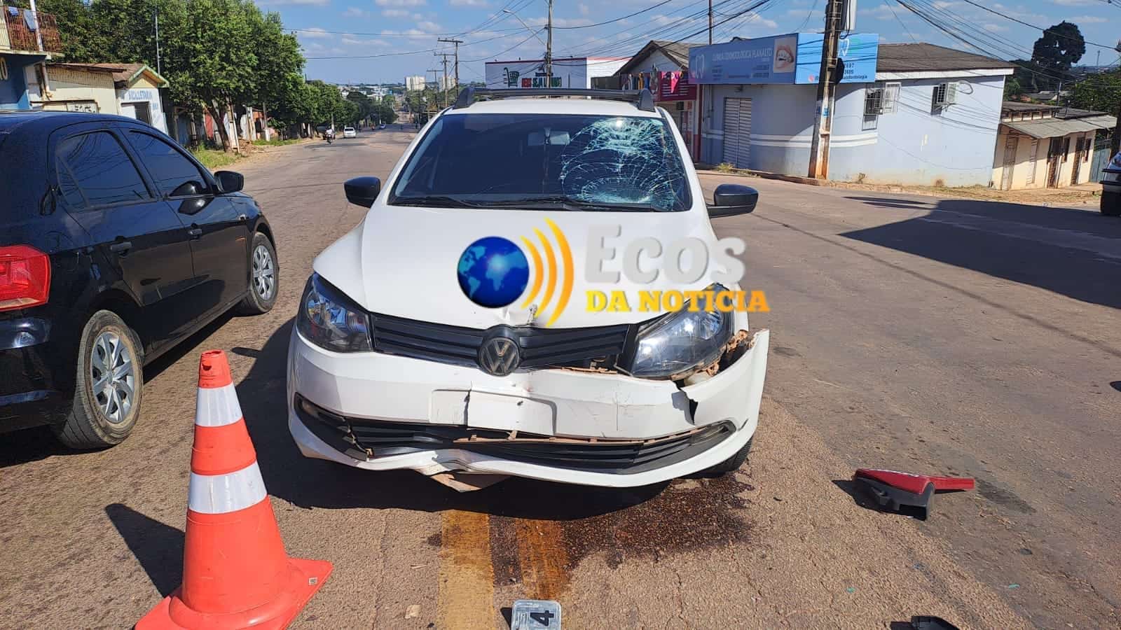 Carro invade contramão e colide em motociclista na Antônio da Rocha Viana