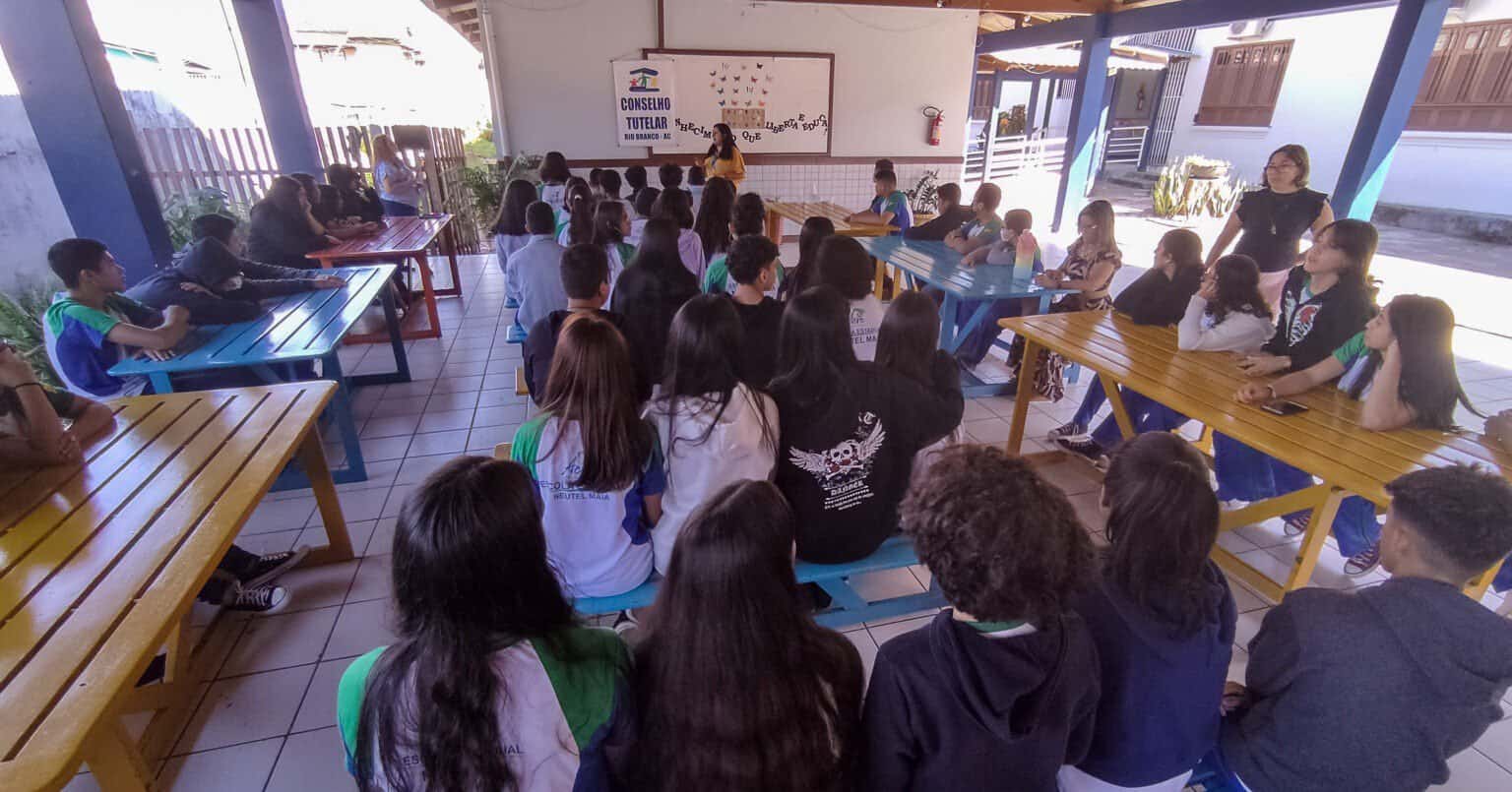 Escola Estadual Neutel Maia utiliza leitura como estratégia de combate ao bullying
