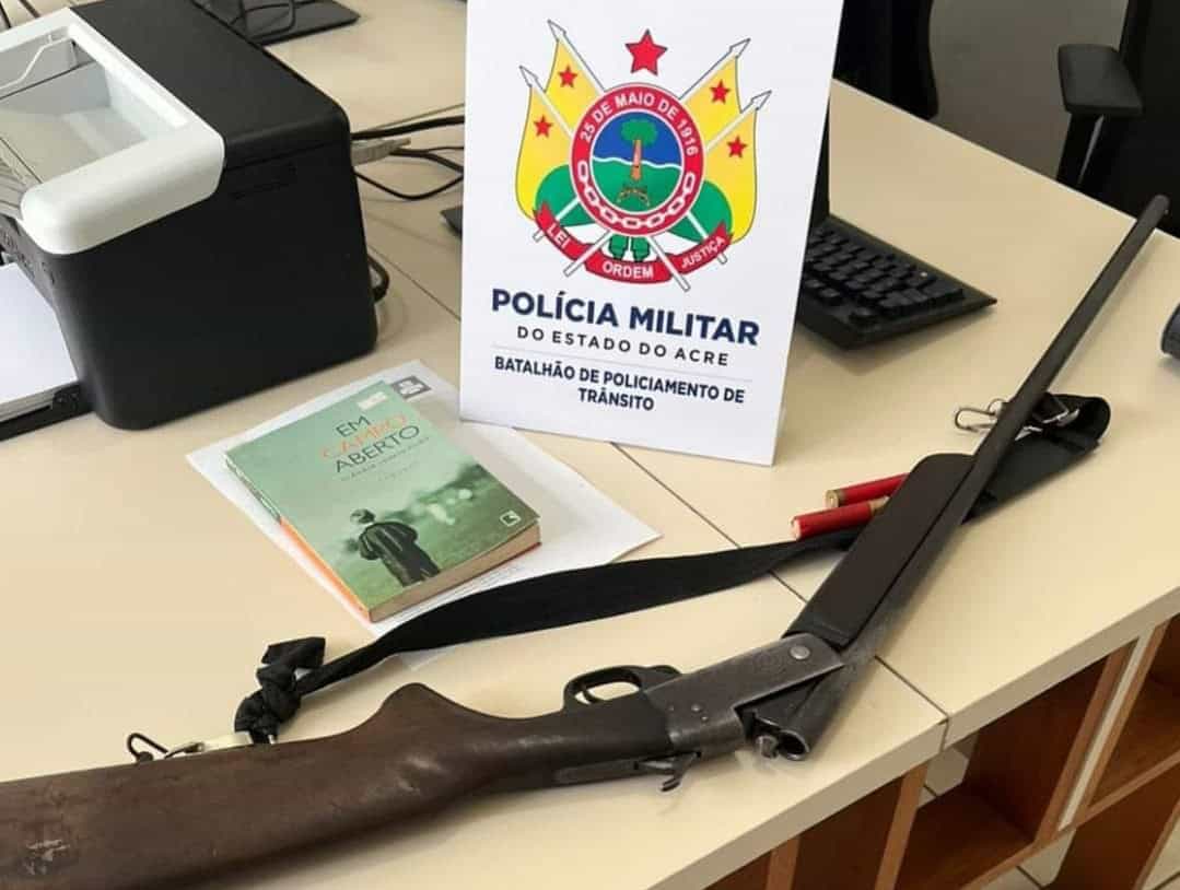 Polícia Militar apreendem arma de fogo ao atenderem ocorrência de trânsito no bairro Floresta