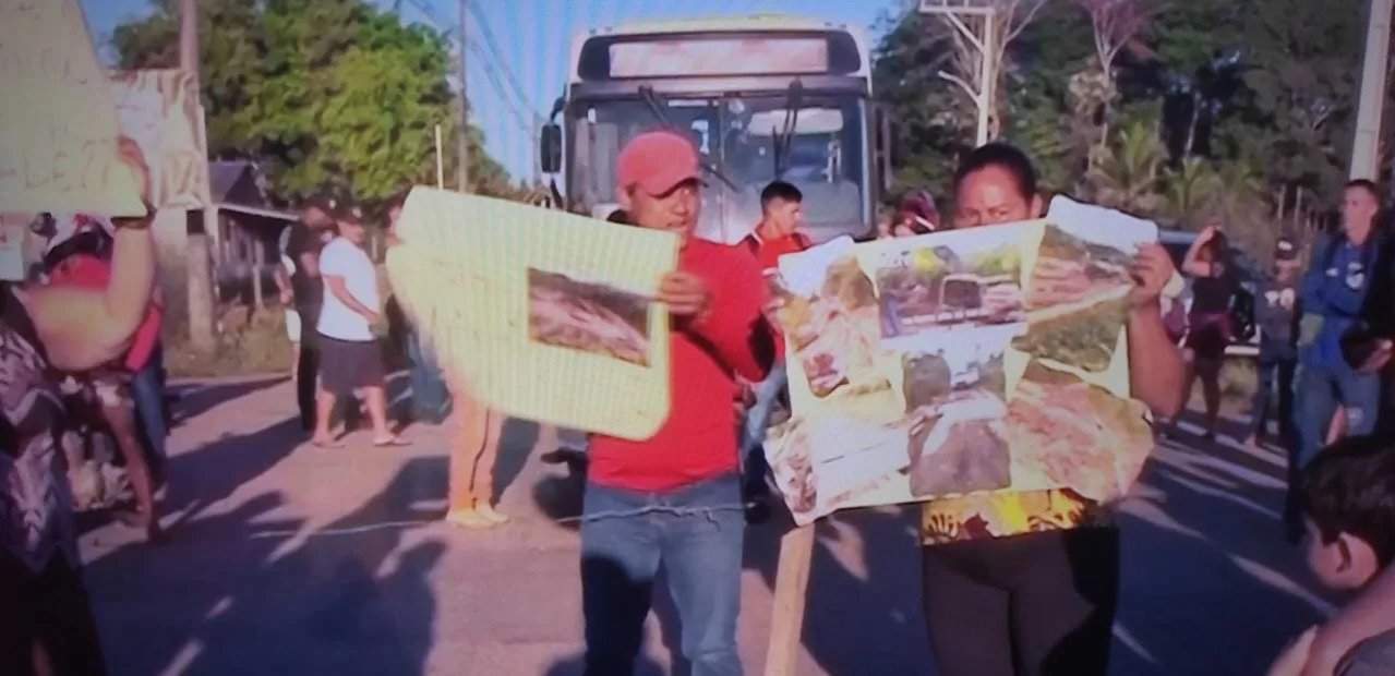Moradores bloqueiam a Transacreana e exigem melhorias no ramal Barro Alto