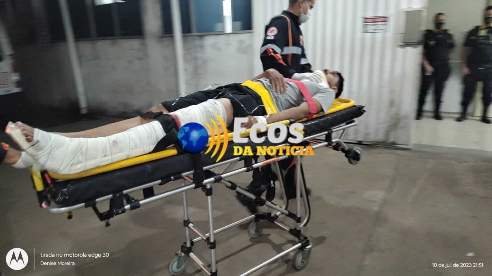 Carro invade preferência e deixa motociclista com fratura exposta na Isaura Parente em Rio Branco