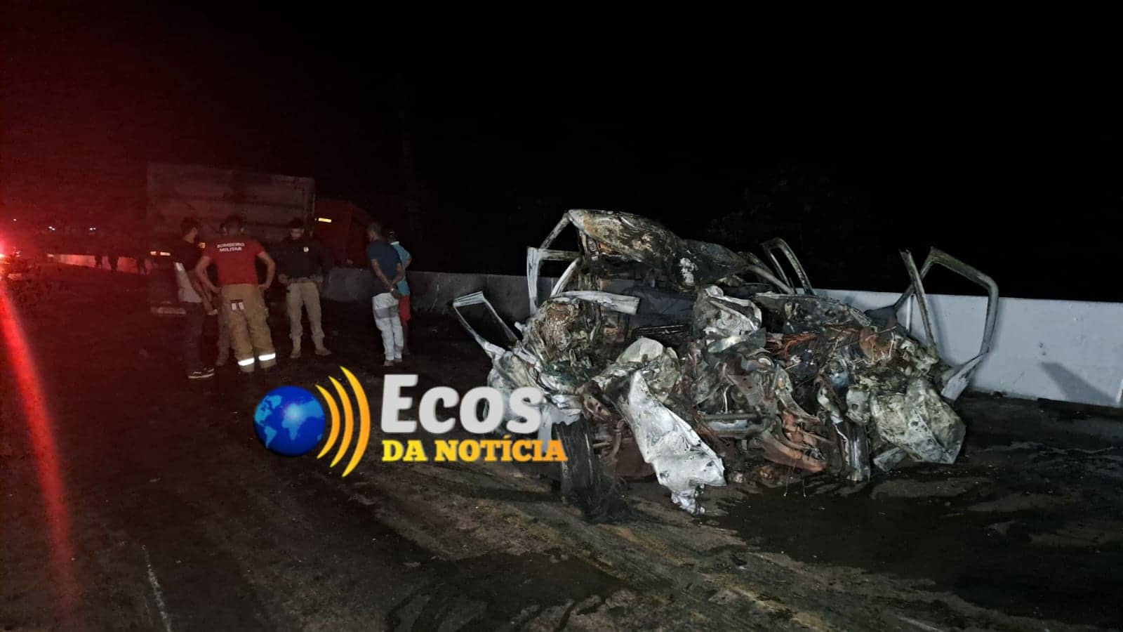 Médico morre carbonizado ao colidir veículo contra carreta na BR-364
