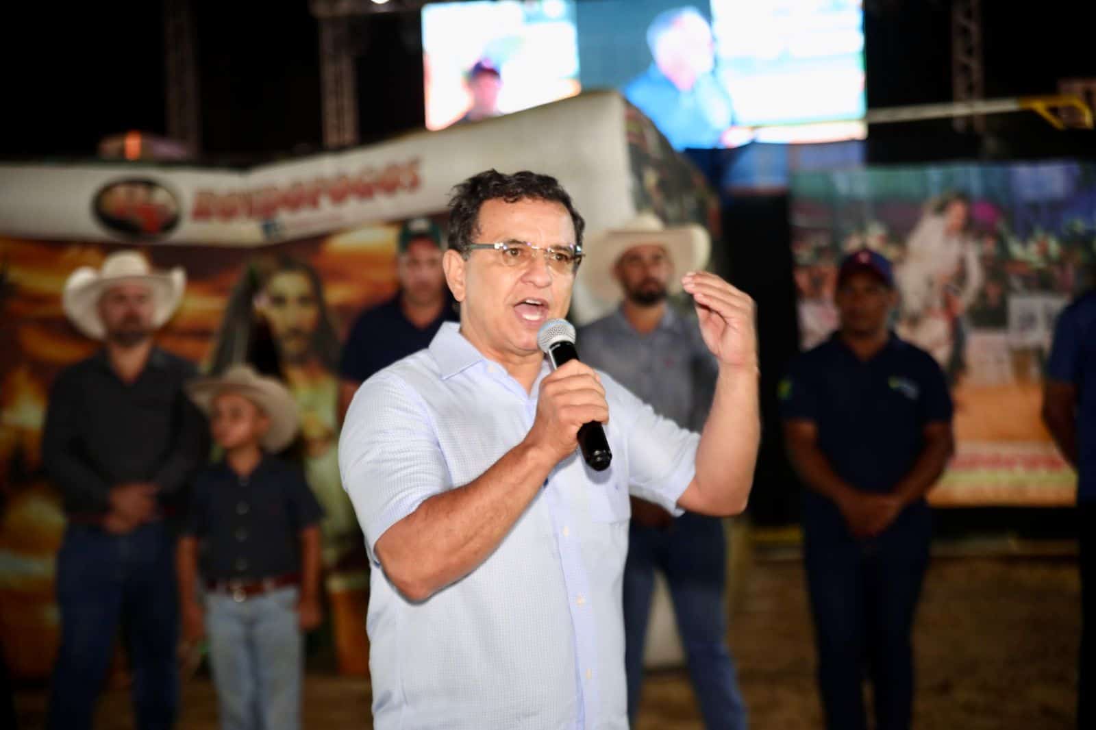 Governador interino, Luiz Gonzaga prestigia última noite da Expo Bujari