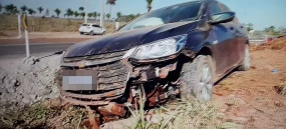 Motorista que saiu do Acre erra conversão e quase cai em cratera