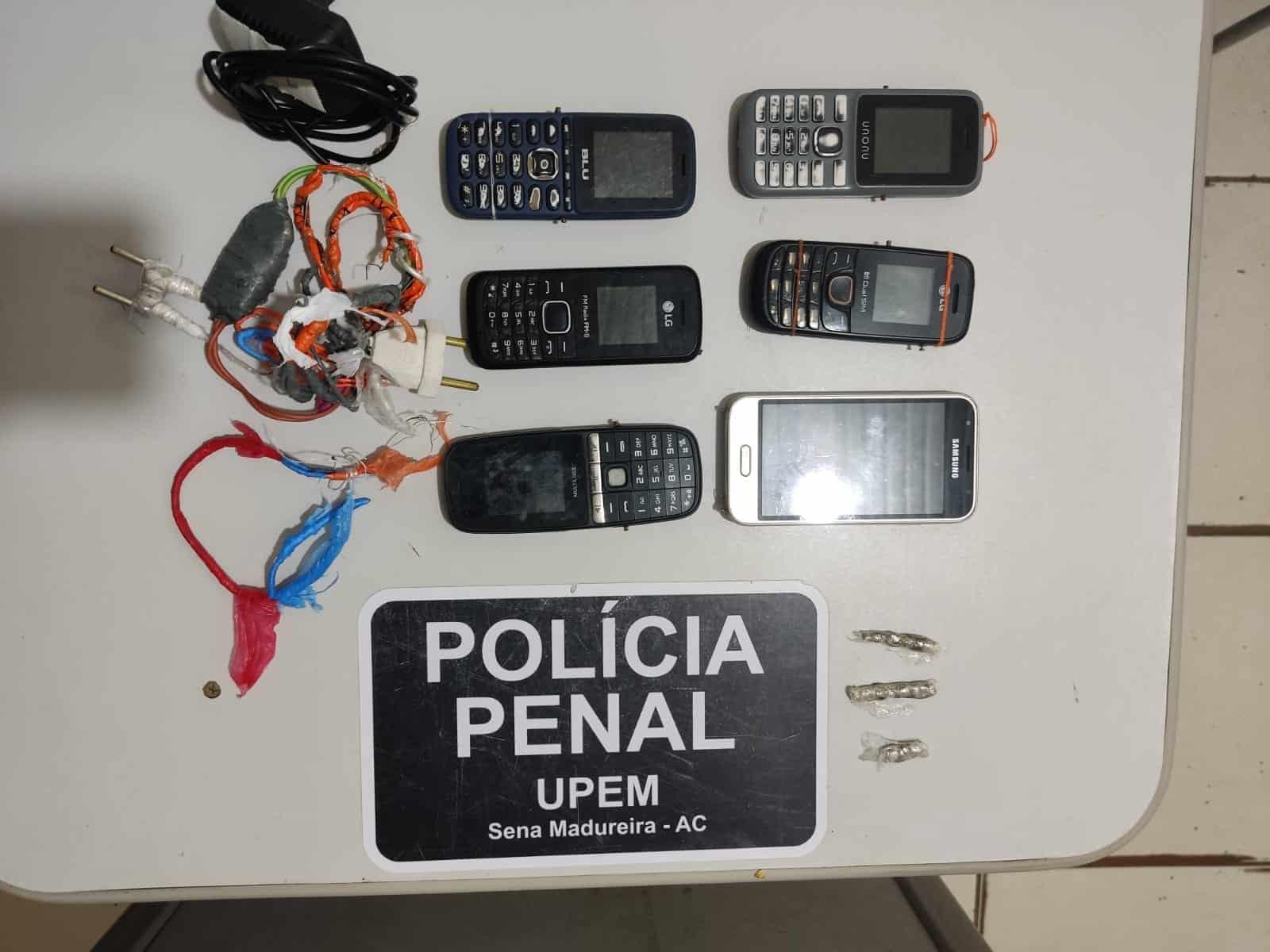 Operação no presídio Evaristo de Moraes apreende celulares, carregadores e droga