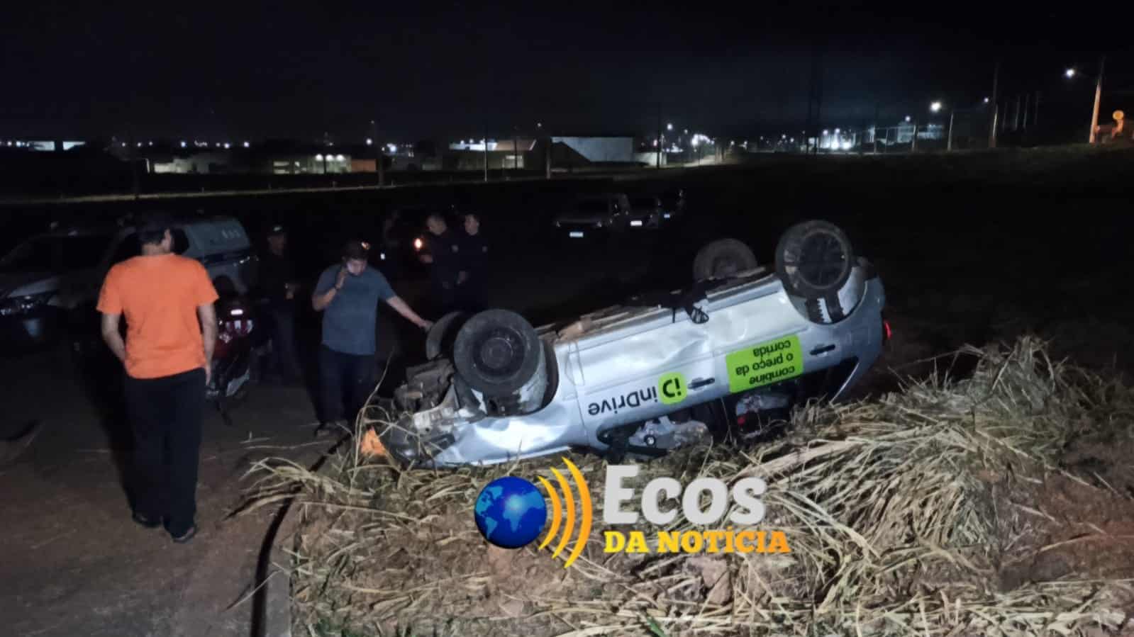 Criminosos roubam automóvel de motorista de aplicativo e capotam carro na Baixada da Sobral