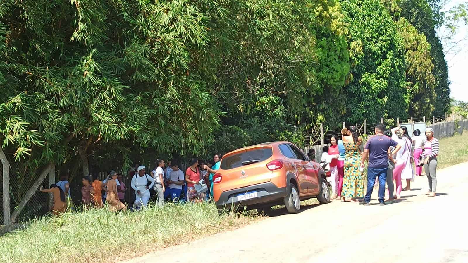 Rebelião: Familiares de detentos se aglomeram em estrada que da acesso ao presídio Antonio Amaro