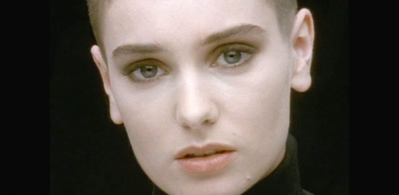 Morre a cantora Sinead O’Connor, dona do hit “Nothing Compares 2 U”, aos 56 anos