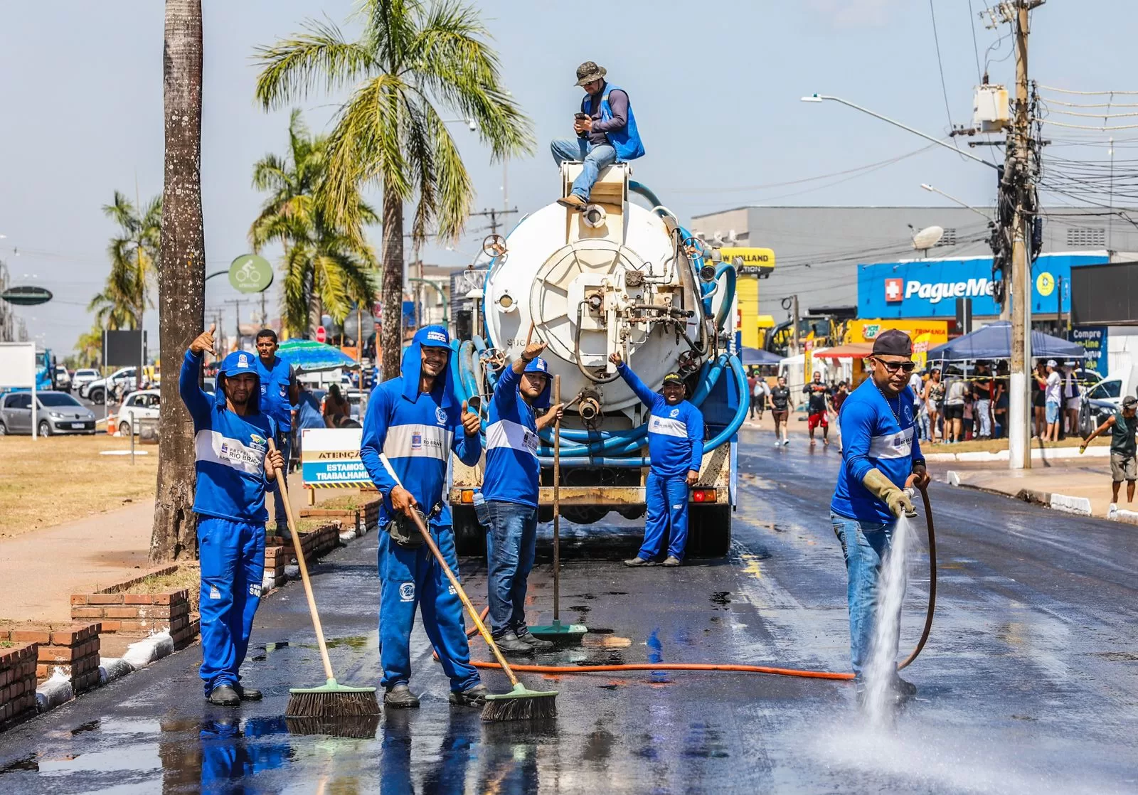 Equipe da Zeladoria realiza serviço de limpeza da Via Chico Mendes, após Cavalgada