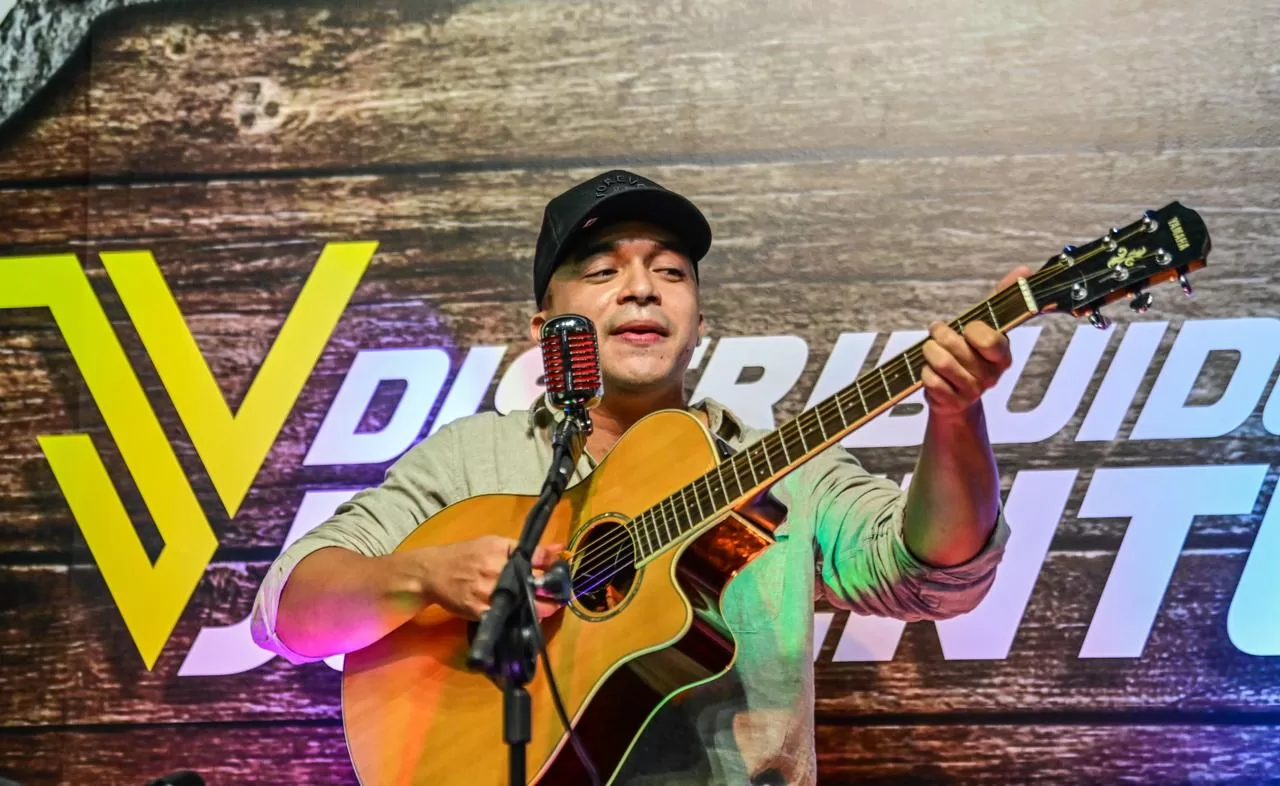 Cantor Vini Rodrigues agita os estúdios do ac24horas e Ecos da Notícia na Expoacre 2023