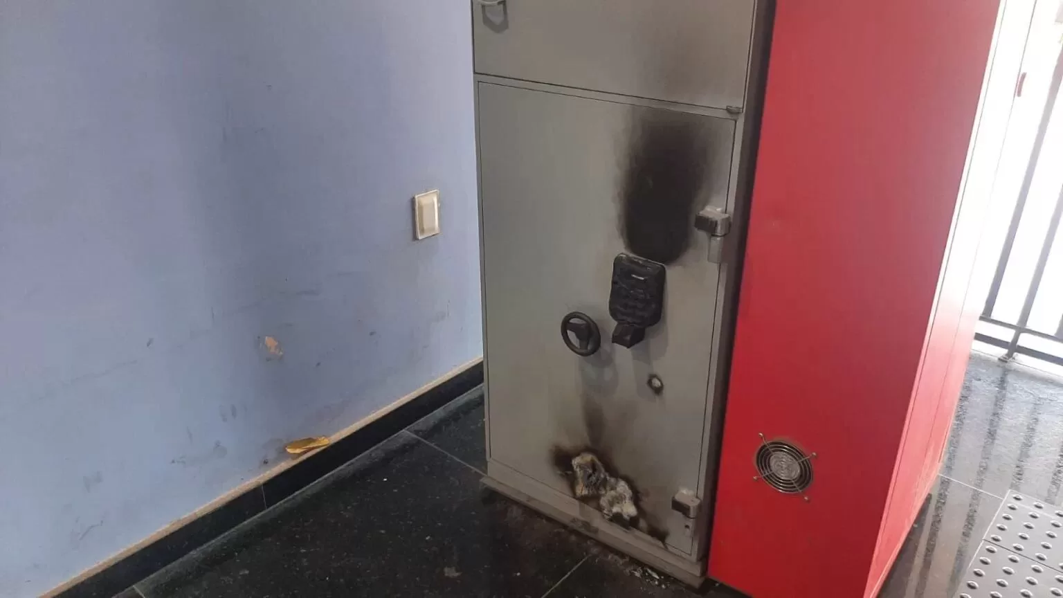 Ladrões tentam arrombar caixa eletrônico da prefeitura da cidade de Cruzeiro do Sul