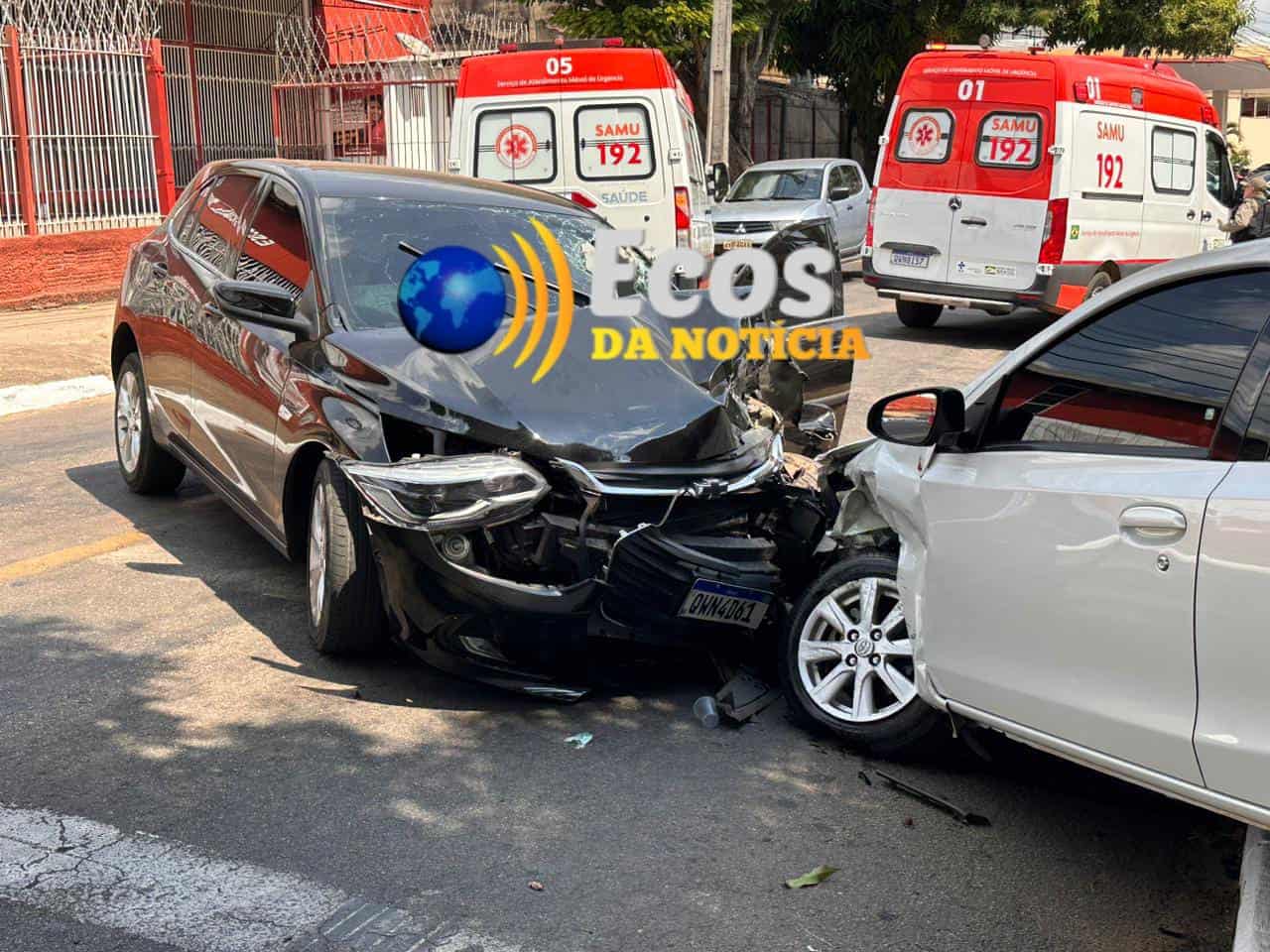 Colisão entre moto e dois veículos deixa motociclista com perna amputada e 4 pessoas feridas