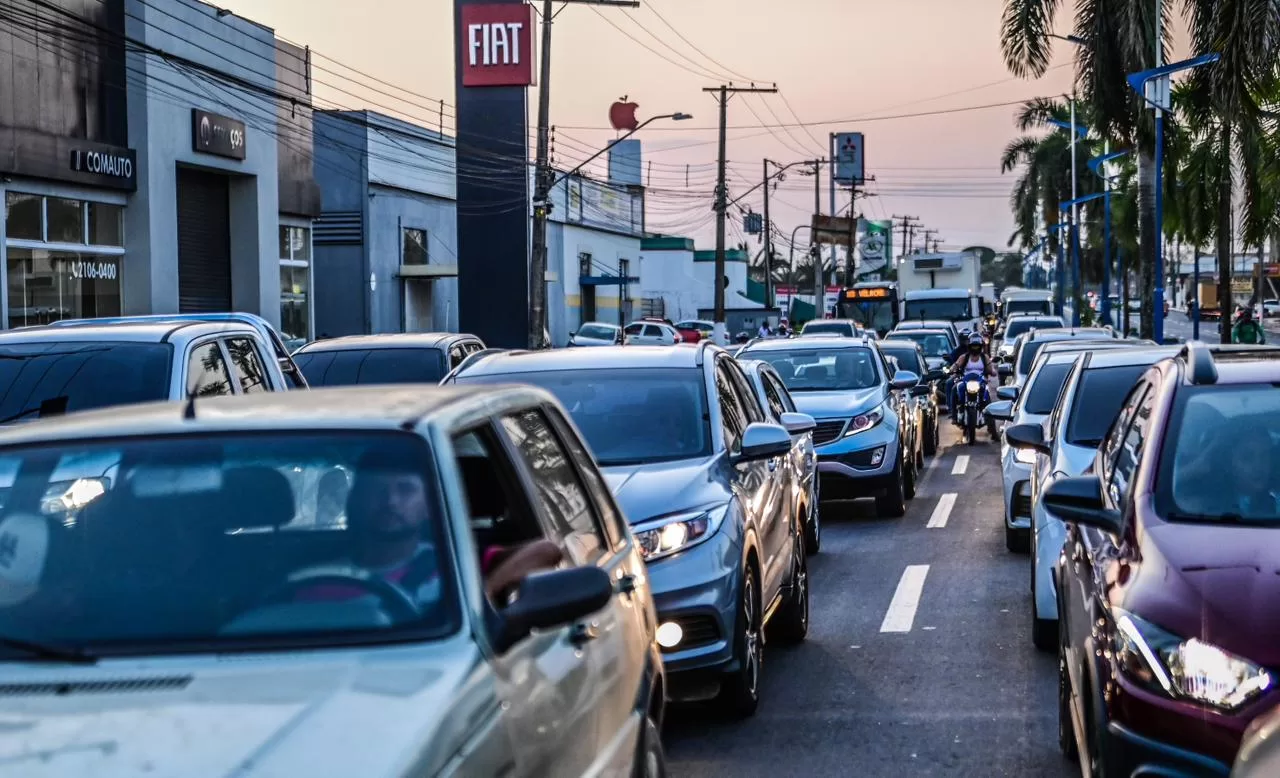 Em noite de show evangélico, trânsito para a Expoacre segue congestionado