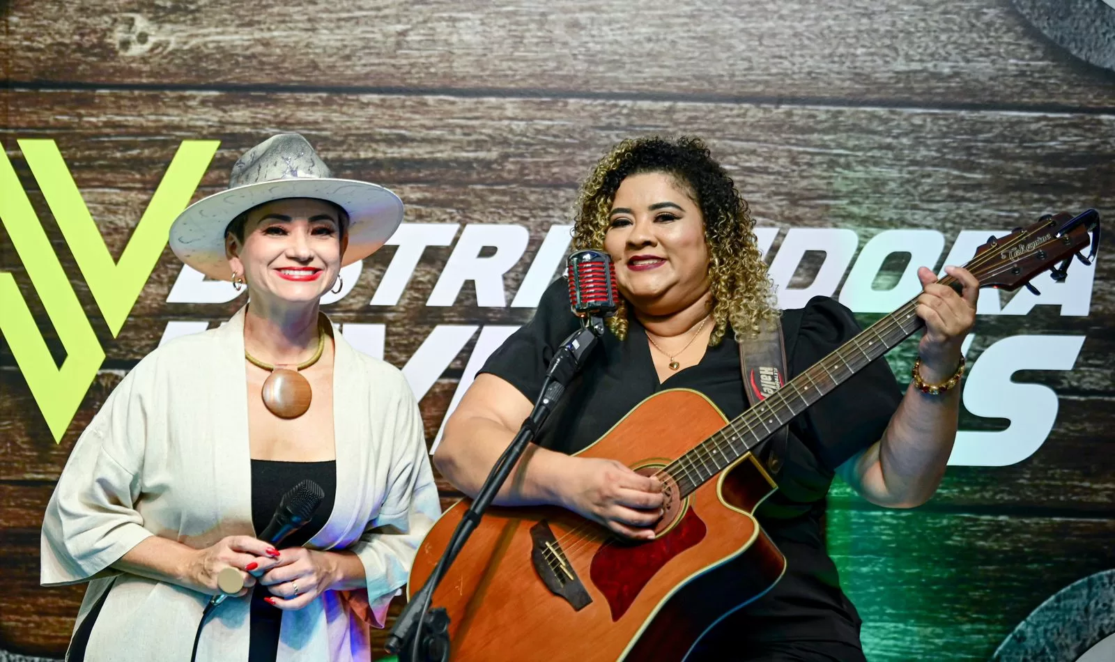 Cantora Lú Lucena anima palco do ac24horas e Ecos da Notícia na terceira noite de Expoacre
