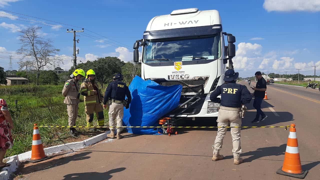 Carreta esmaga motociclista que perdeu controle da direção na BR-364