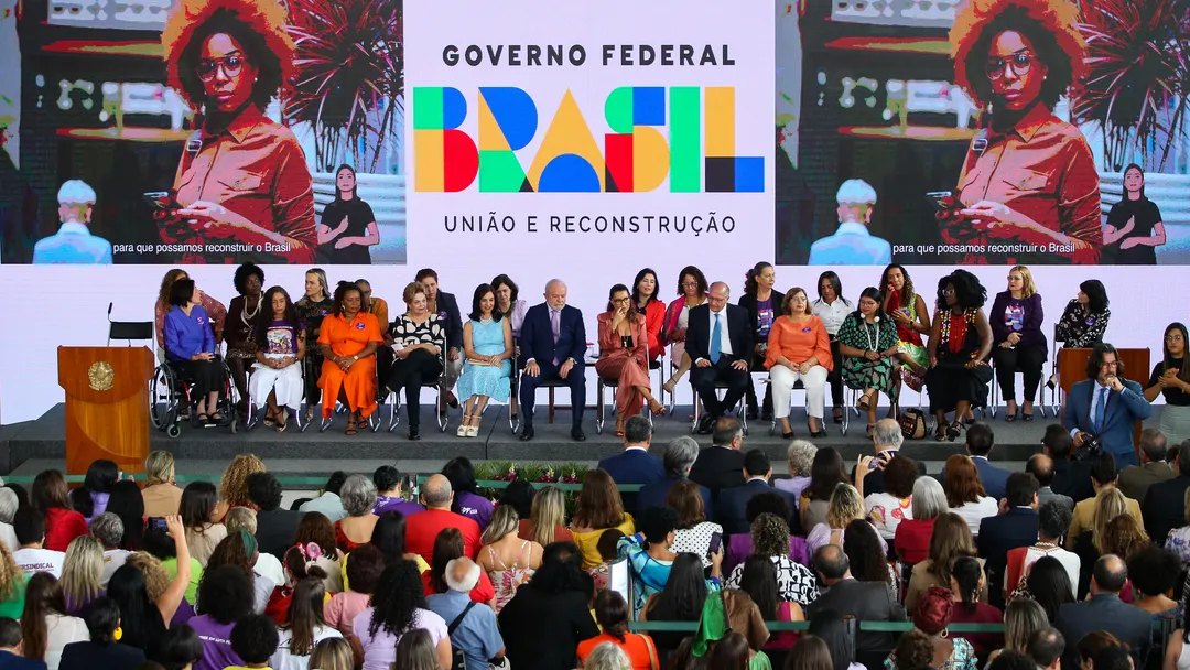 Presidente Lula sanciona lei para assegurar igualdade salarial entre homens e mulheres