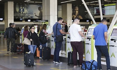 antcrz_abr_2707182276 Representantes do Procon, Prodecon, MPDFT e OAB-DF participam da Blitz Nacional dos Aeroportos para fiscalizar a cobrança da franquia de bagagem, no Aeroporto Internacional de Brasília.