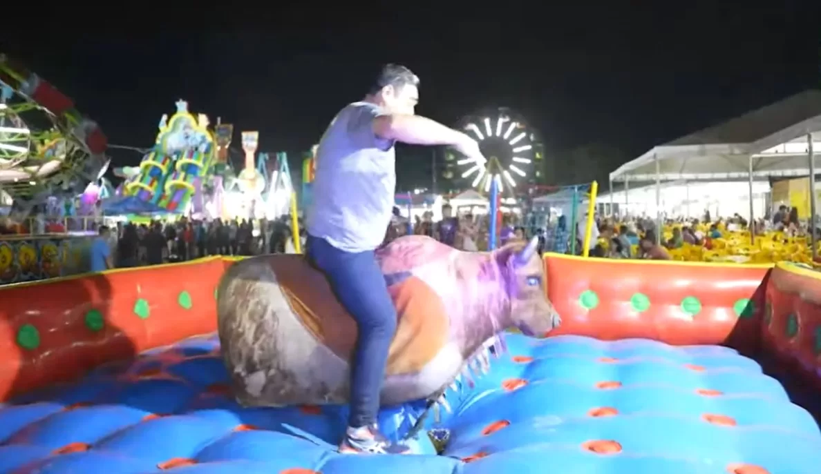 Touro mecânico é atração na Expoacre 2023; repórter do ac24horas participa do desafio