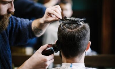 barbeiro-corte-cabelo-clipper-escova_1304-2762