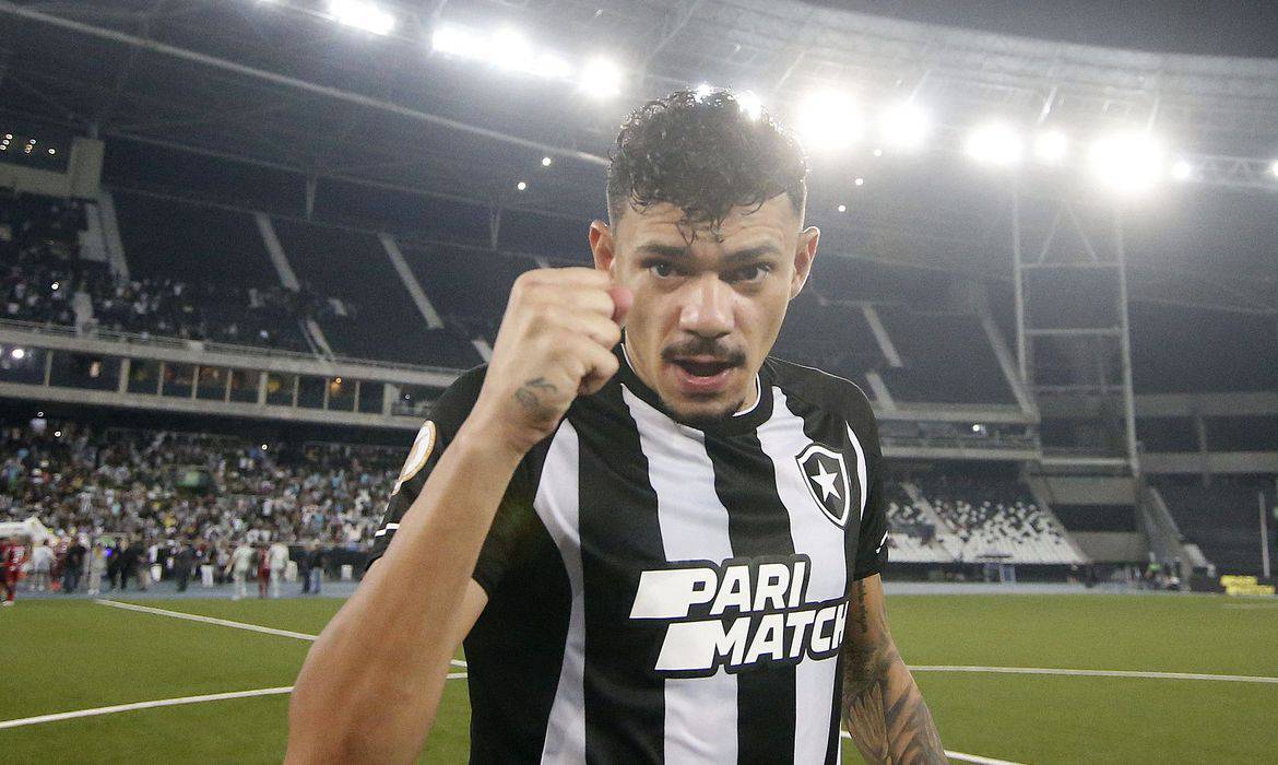 Líder isolado no Brasileirão 2023, Botafogo recebe o Coritiba