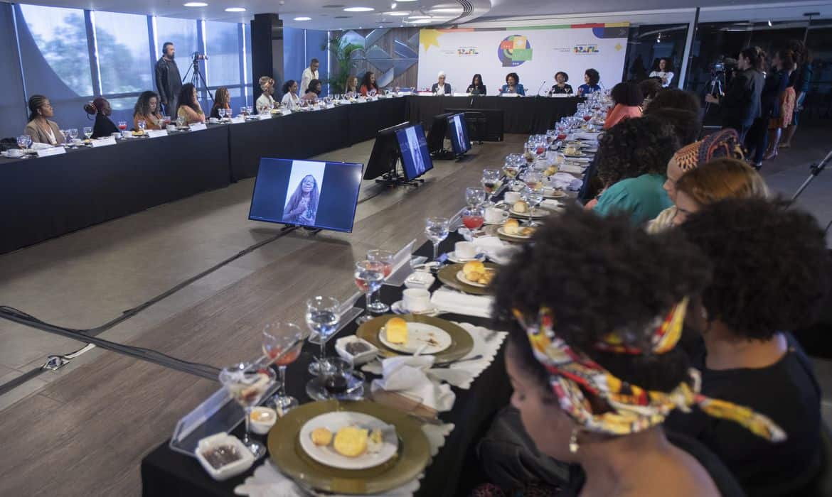 Ministra Margareth Menezes defende presença negra no jornalismo e na política