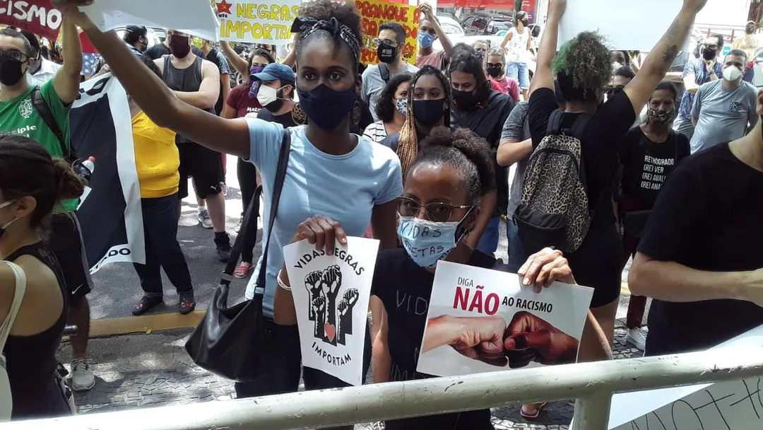 Registros de racismo e homofobia sobem mais de 50% no Brasil