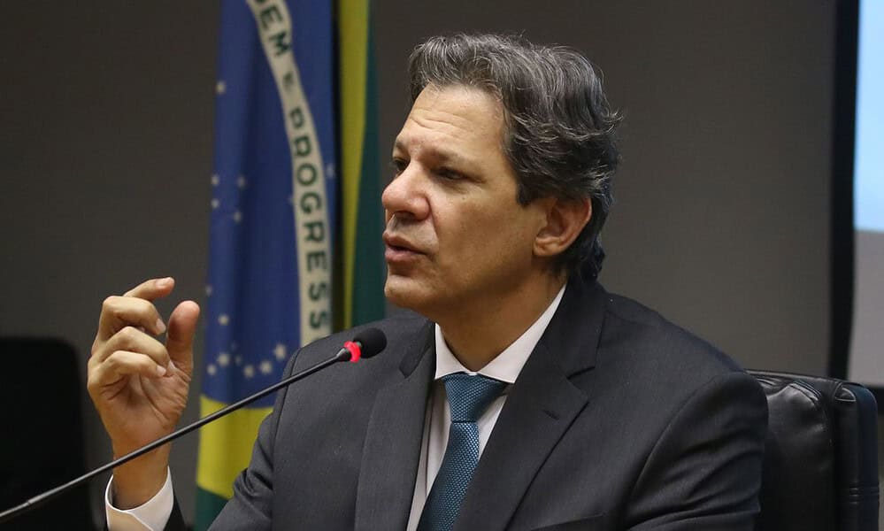 vac_abr1707233627 Brasília (DF), 17/07/2023 - Ministro da Fazenda, Fernando Haddad, fala sobre o programa Desenrola Brasil. durante entrevista coletiva a imprensa, E/D. Secretario da SPE, Guilherme Mello, Ministro Haddad, e o Assessor da Secretária de Reformas Econômicas, Alexandre Ferreira.Foto Valter Campanato/Agência Brasil.