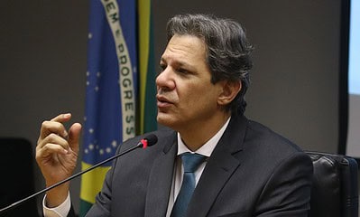 vac_abr1707233627 Brasília (DF), 17/07/2023 - Ministro da Fazenda, Fernando Haddad, fala sobre o programa Desenrola Brasil. durante entrevista coletiva a imprensa, E/D. Secretario da SPE, Guilherme Mello, Ministro Haddad, e o Assessor da Secretária de Reformas Econômicas, Alexandre Ferreira.Foto Valter Campanato/Agência Brasil.
