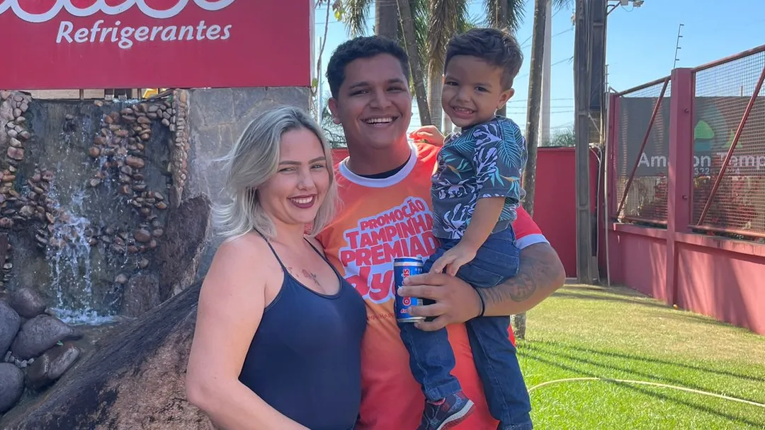 Demitido após foto com bebida de empresa rival é contratado por concorrente