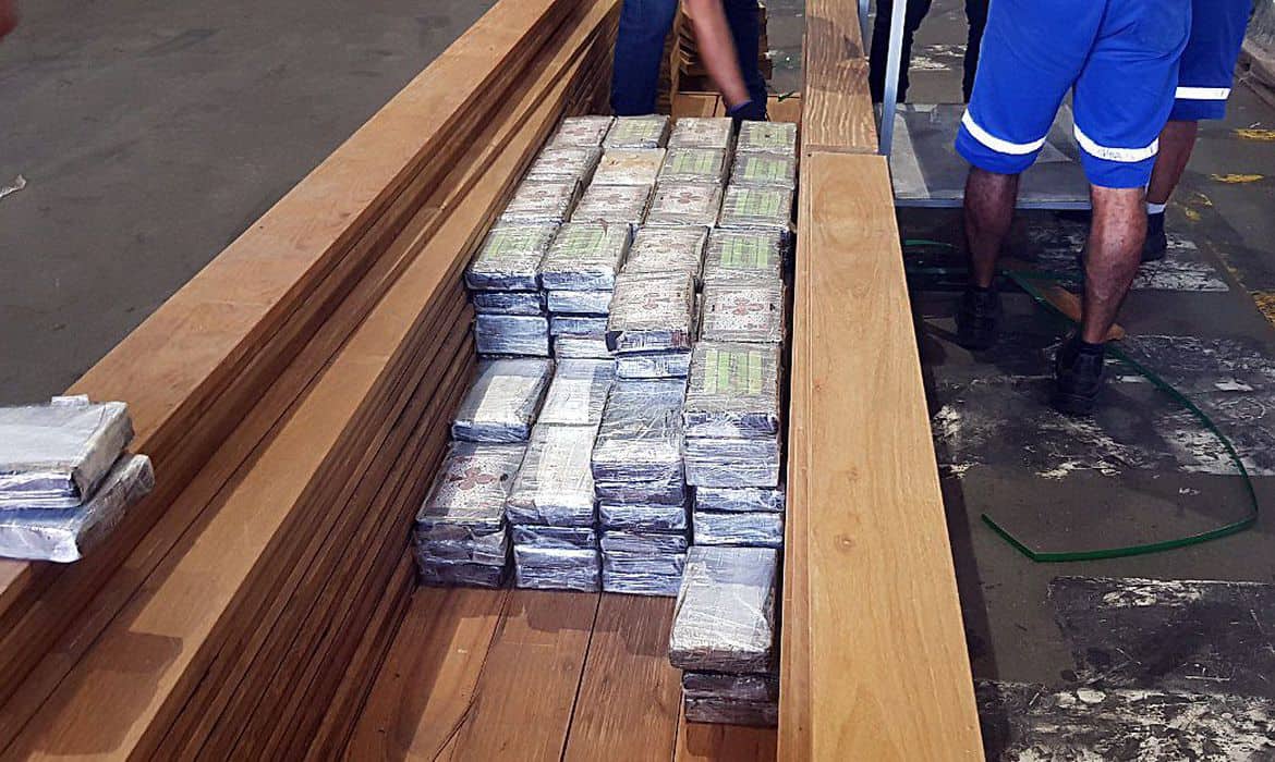 Polícia Federal mira quadrilha que enviava cocaína ao exterior em carga de madeira