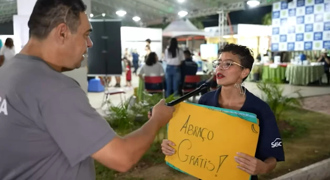 Performance do Grupo de Teatro do Sesc oferece abraço grátis na Expoacre