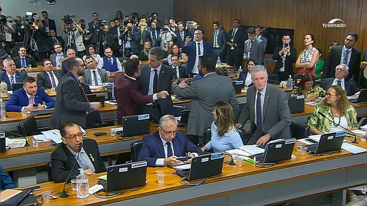 Marco Feliciano acusa senador de cuspir nele em CPMI; imagens serão periciadas