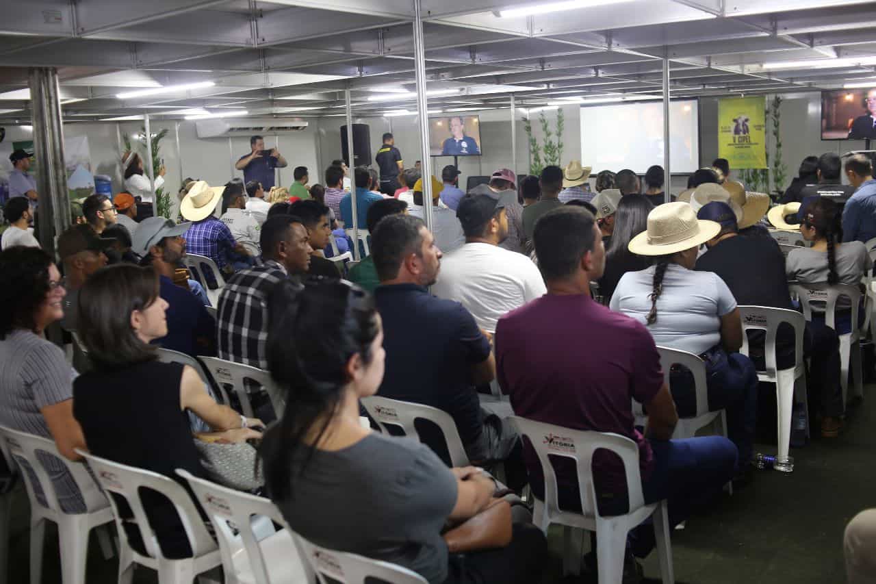 Prefeitura oferece curso e palestras sobre produção de café e fortalecimento da bacia leiteira na Expoacre