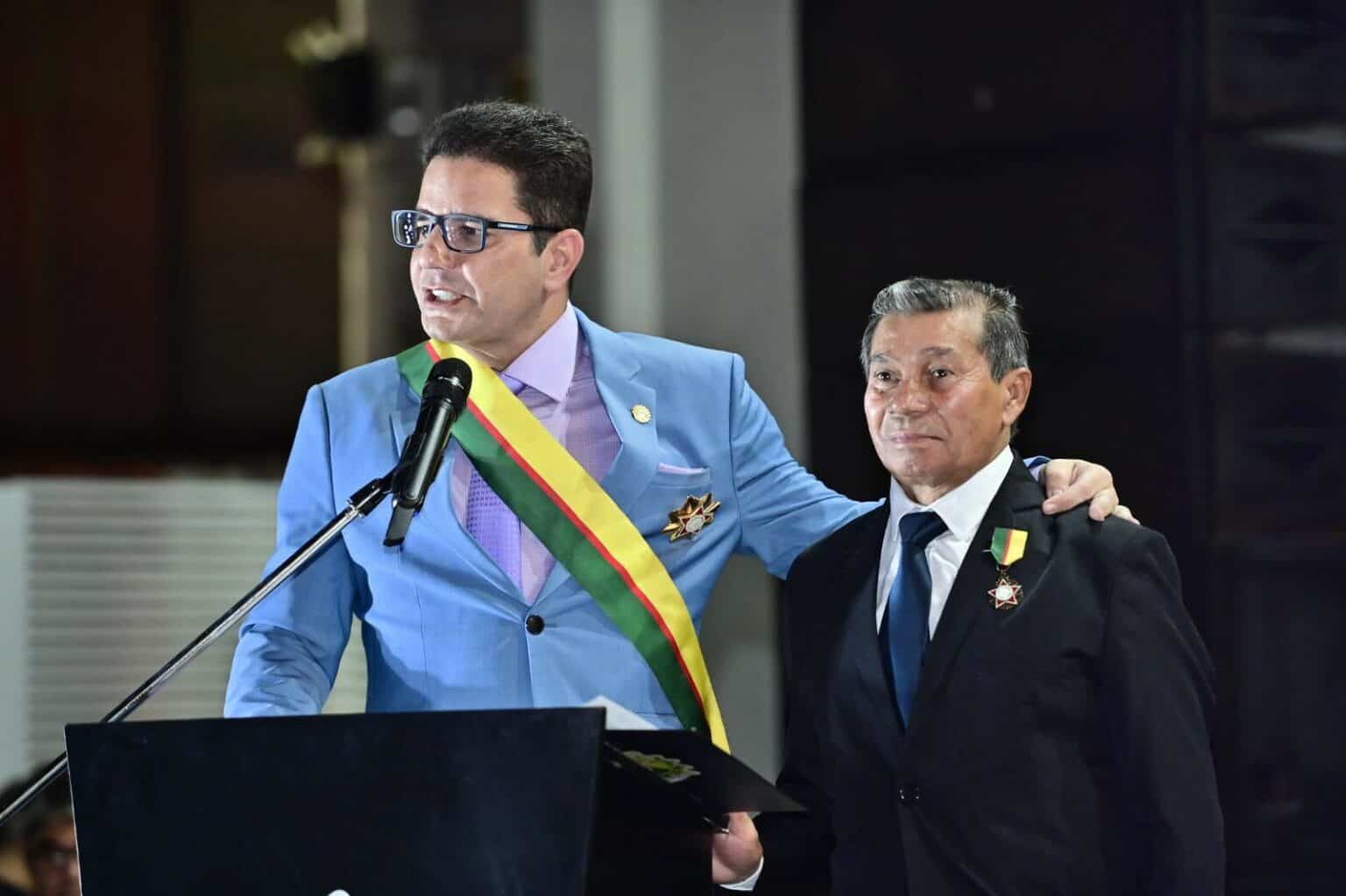 Motorista do governo há quase 44 anos é condecorado pelo governador Gladson