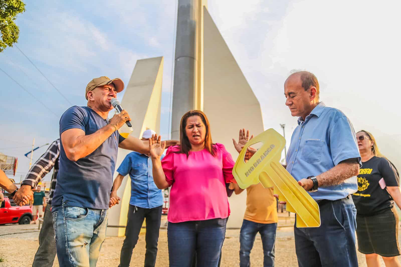 Num gesto simbólico de fé, prefeito entrega chave da cidade a Jesus Cristo