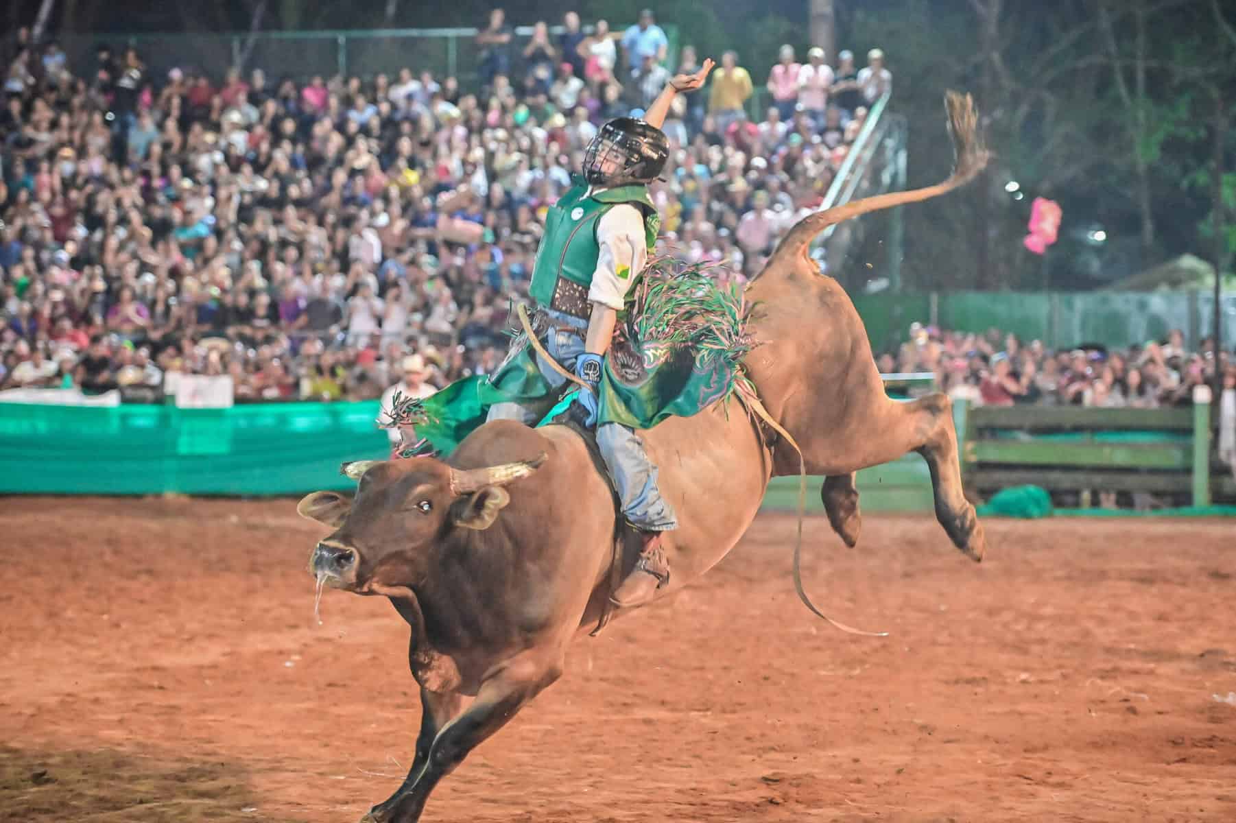 Dez peões se classificam para a última noite de Rodeio na Expoacre