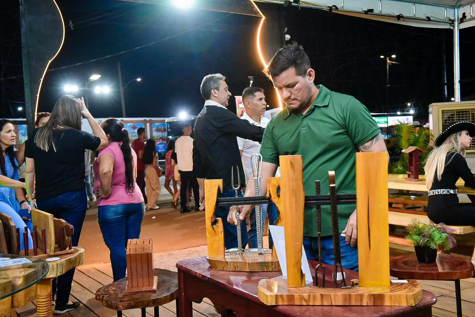 Iapen exibe na Expoacre artesanatos de madeira confeccionados por pessoas privadas de liberdade