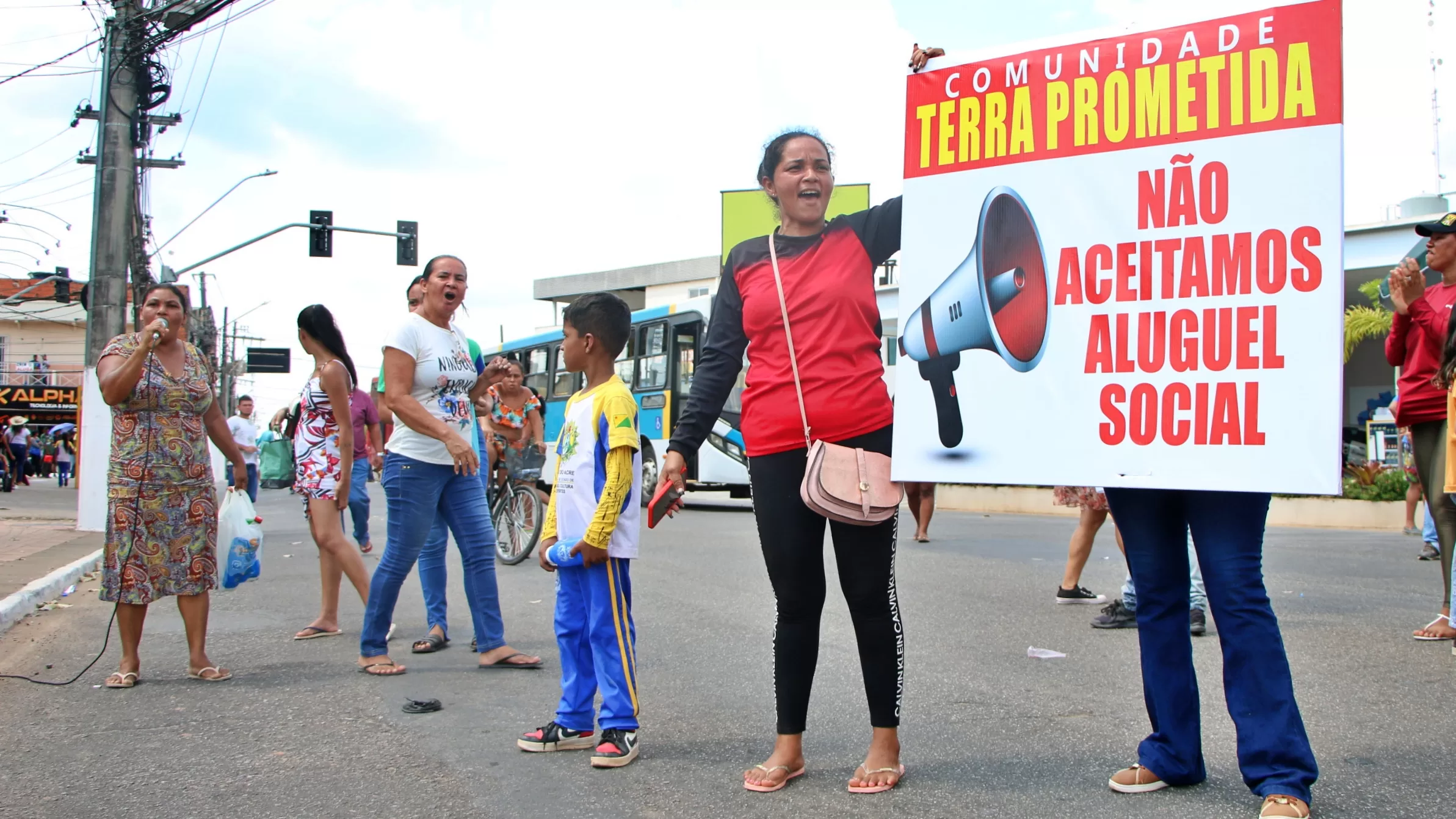 Moradores de invasão no bairro Irineu Serra interditam avenida Ceará e fecham Terminal