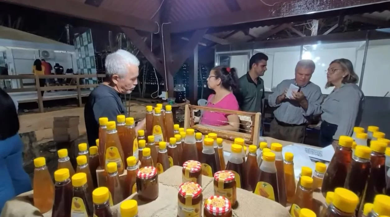 Associação mostra a produção do mel de abelha e chama atenção do público na Expoacre